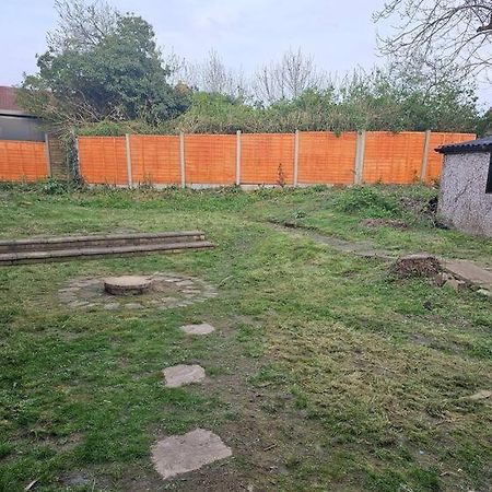 Quiet Family Home Tettenhall المظهر الخارجي الصورة
