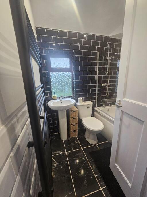 Quiet Family Home Tettenhall المظهر الخارجي الصورة